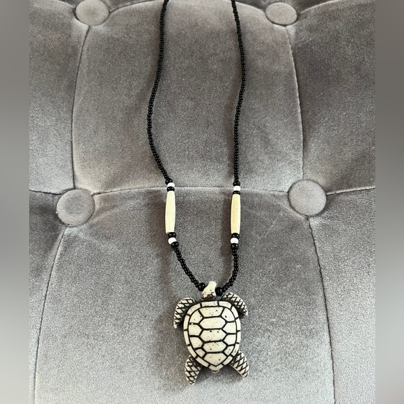 Beaded Turtle Hawaiian necklace - Picture 2 of 4